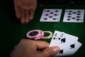 မြန်မာ မိုဘိုင်းဖုန်းဖြင့် Sports Betting ဆောင်ရွက်နေသောမြင်ကွင်း